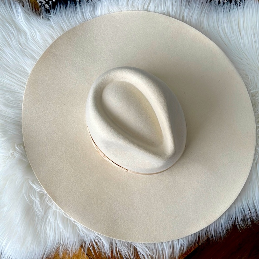 Lack of color - Montana Ivory bone hat